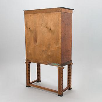 A 1930 cabinet manufactured by Hovleverantör Otto Wrellings Verkstäder Umeå.