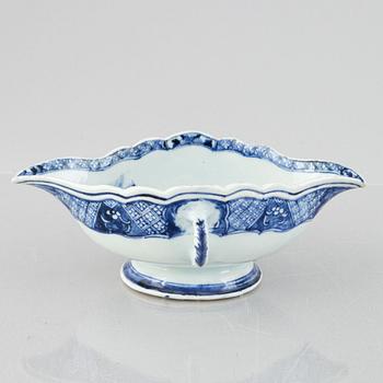 A blue and white export porcelain serving dish and sauce bowl, China, Qianlong, (1736-95).