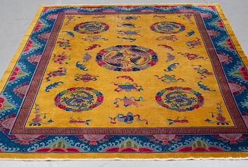 A carpet, semi-antique China, art deco, ca 322,5 x 243-247,5 cm (as well as ca 1-1,5 cm flat weave at the ends).