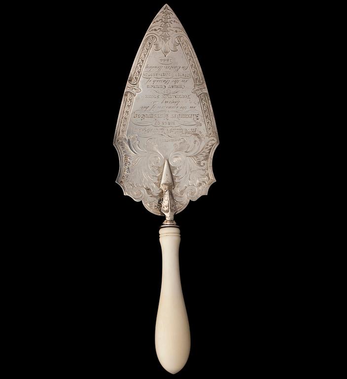 MURARSPADE, silver och elfenben, Birmingham, England 1865. Totalvikt 190 g.