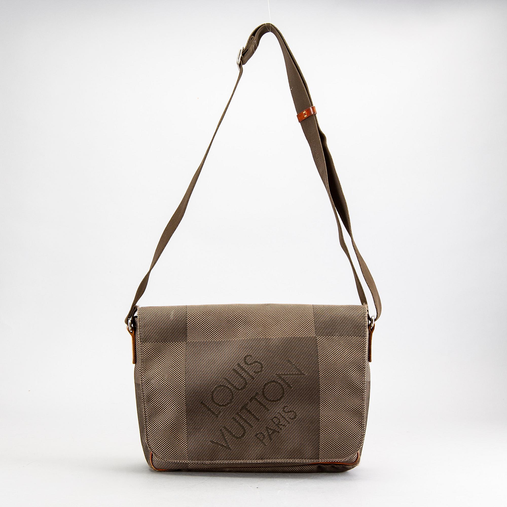 Louis Vuitton "Mesaju", axelväska.