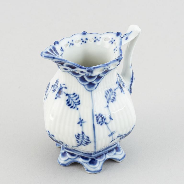 Royal Copenhagen, a mocca porcelain service (17 pcs), 'Musselmalet'.