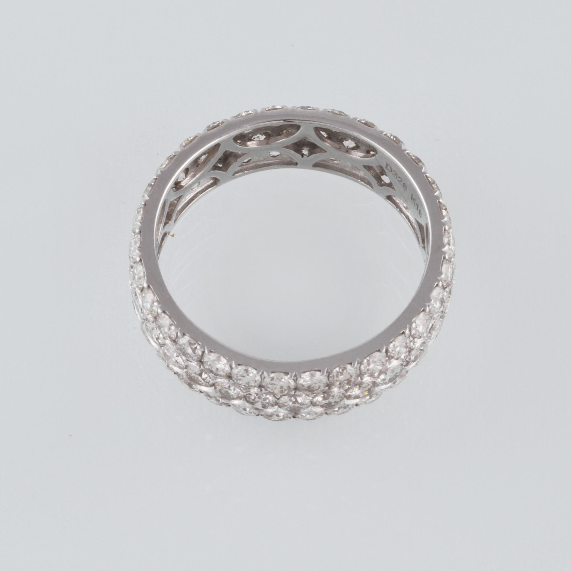 RING, 18K vitguld med 90 briljantslipade diamanter 3.26 ct. Vikt 4,1 gram.