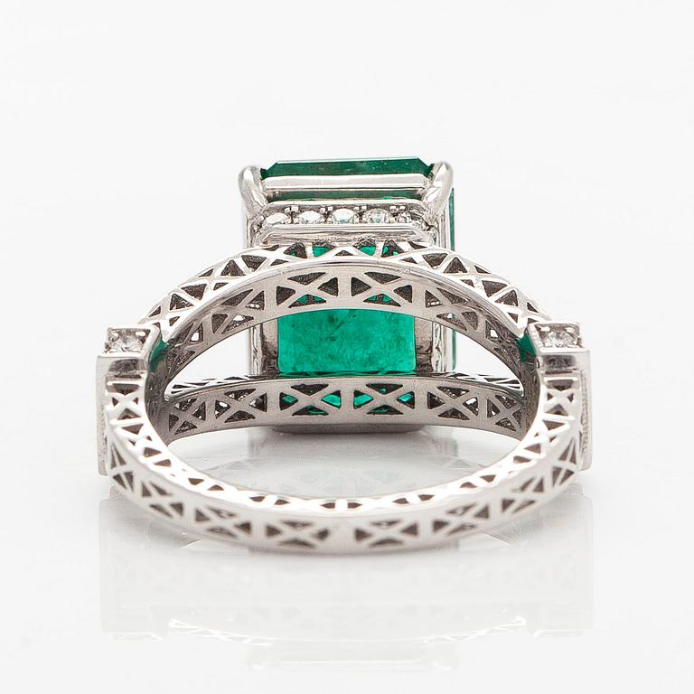 Ring, 14K vitguld, med smaragdslipad smaragd samt diamaner. IGI sertifikat medföljer.
