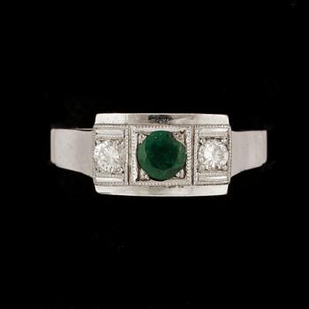 RING, 18k vitguld med briljantslipade diamanter tot ca0,15ct enl gravyr samt smaragd. Vikt 3,5g.