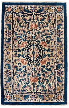 544. A RUG, an antique Chinese/Khotan, ca 164,5 x 105,5 cm.