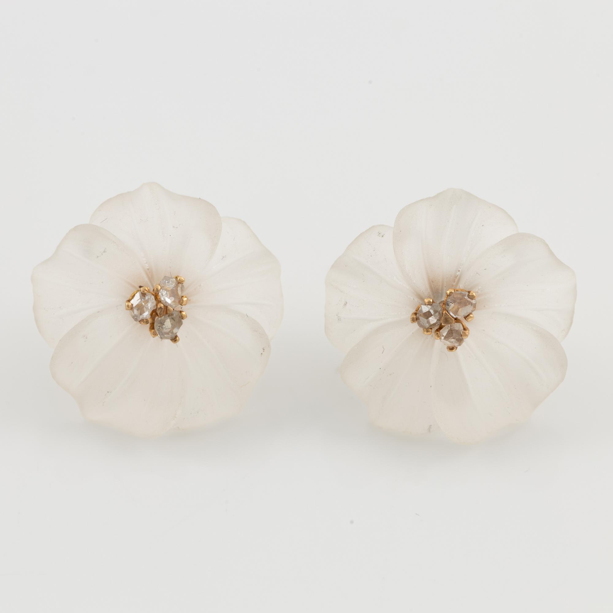 Brooch and earrings, floral, 18K gold with carved rock crystal and rose-cut diamonds.