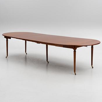 A mahogany veneer dining table, first half of the 20th Century.