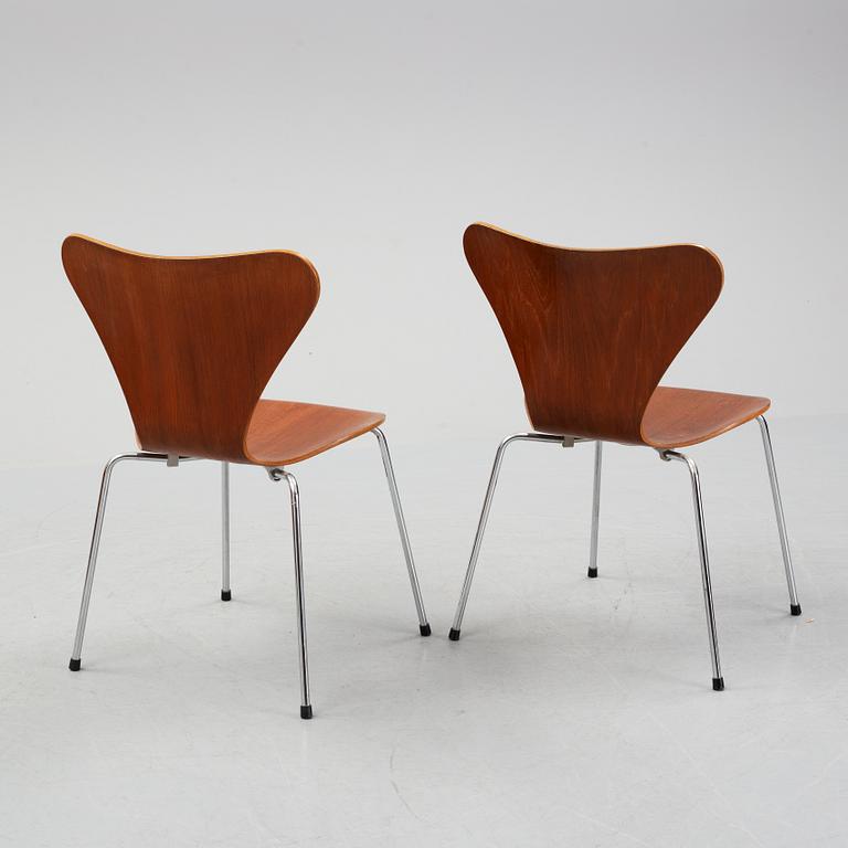Arne Jacobsen, a pair of teak 'Series 7' chairs, Fritz Hansen, Denmark, 1976-78.