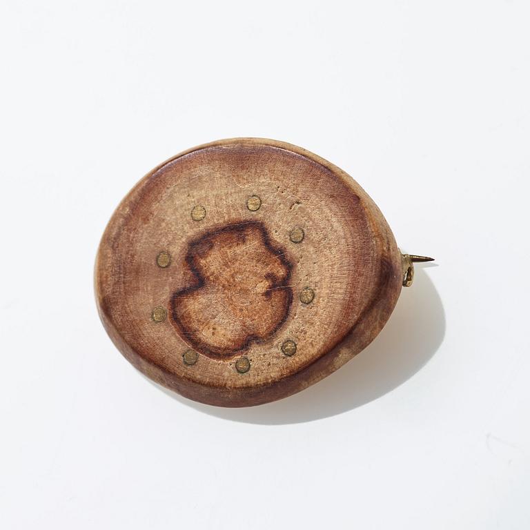 Vivianna Torun Bülow Hübe, a wood and brass brooch, executed in her own workshop in Stockholm ca 1952.