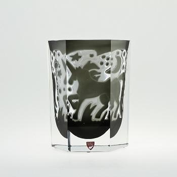 An Olle Alberius ariel 'Enhörning/The unicorn' glass vase, Orrefors Gallery 1988.