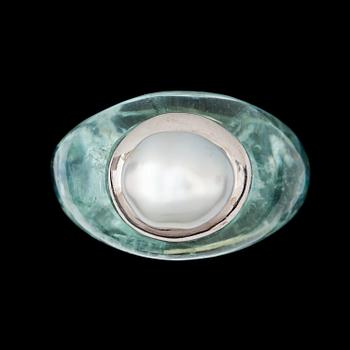 RING, skuren akvamarin med odlad barock South sea pärla, ca 11, 5 mm, fattad i vitguld. Sanalitro, Milano.