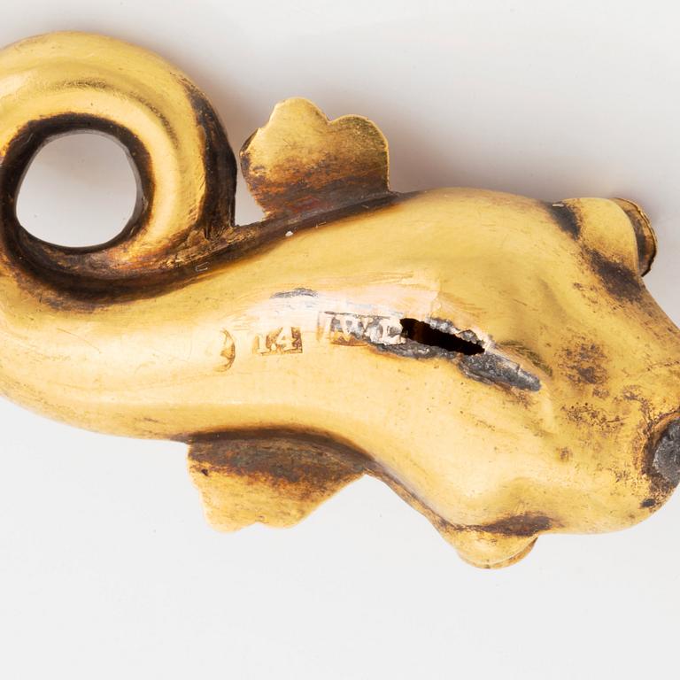 A brooch and a pair of earrings 18K gold set with half pearls and garnets.