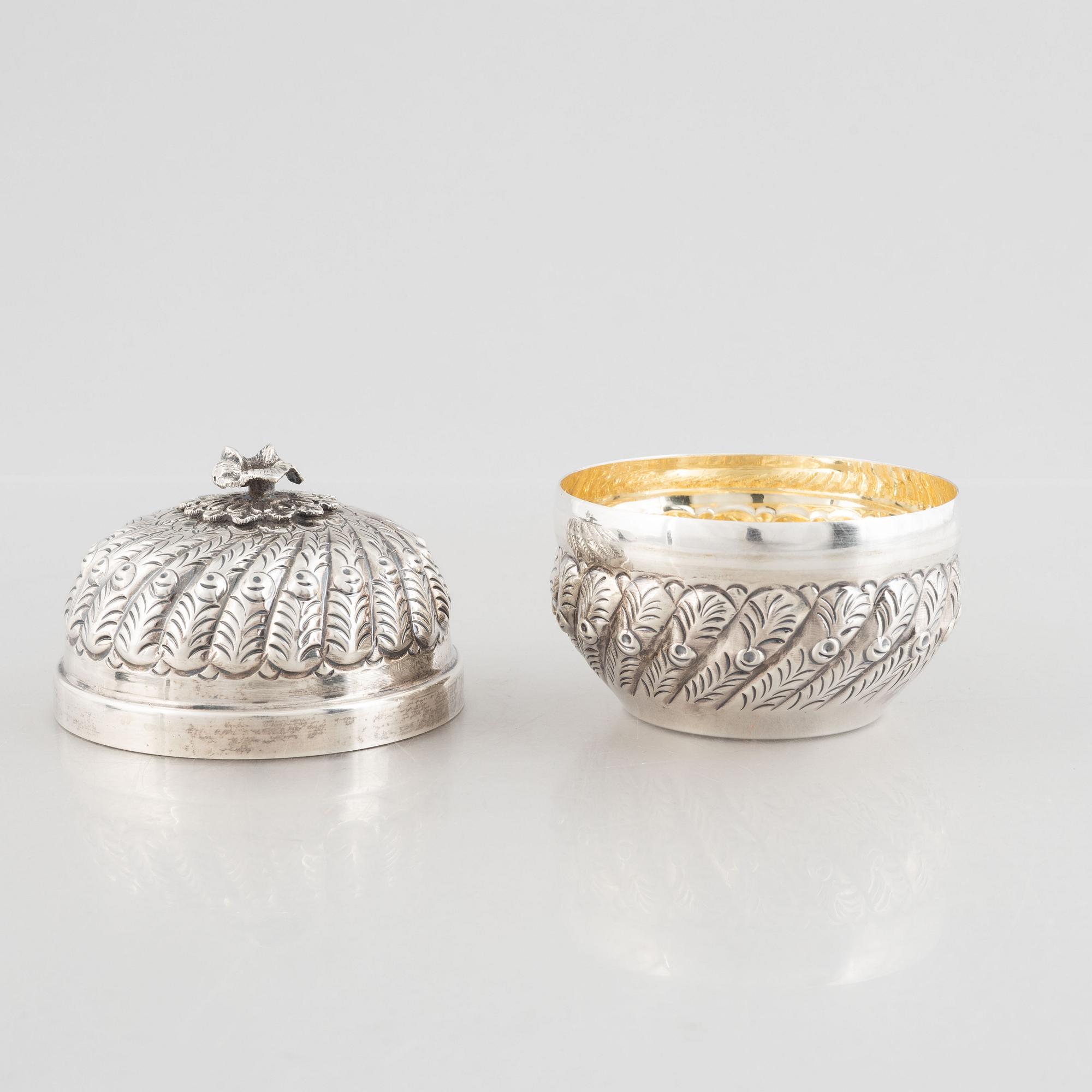 Round box with lid, silver, 20th century.