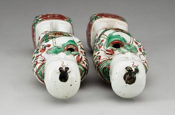 A pair of famille verte figures, Qing dynasty, Kangxi (1662-1722).