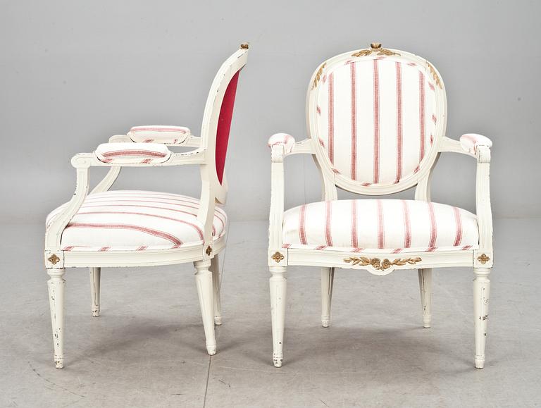 KARMSTOLAR, ett par, gustaviansk stil, 1900-talets första hälft.