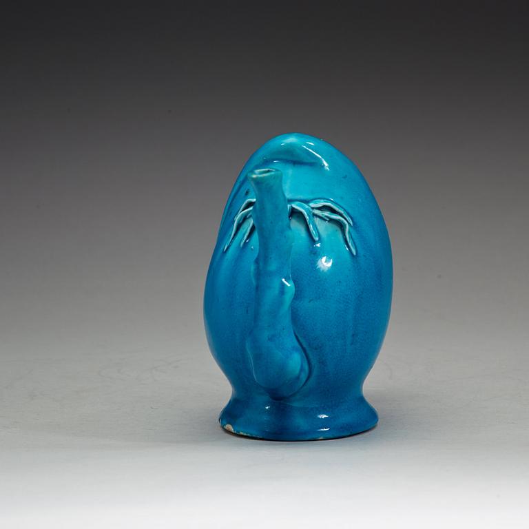 A turkoise glazed cadogan tea pot, Qing dynasty (1644-1912).