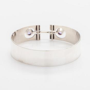 Holger Lindström, armring, cabochonslipade ametister, silver, Helsingfors 1963.
