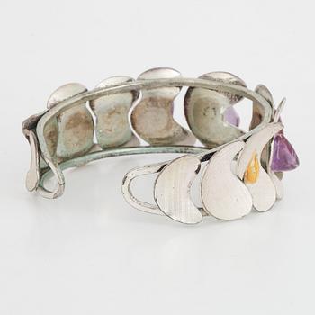 ARMRING, silver med trumlade ametister.