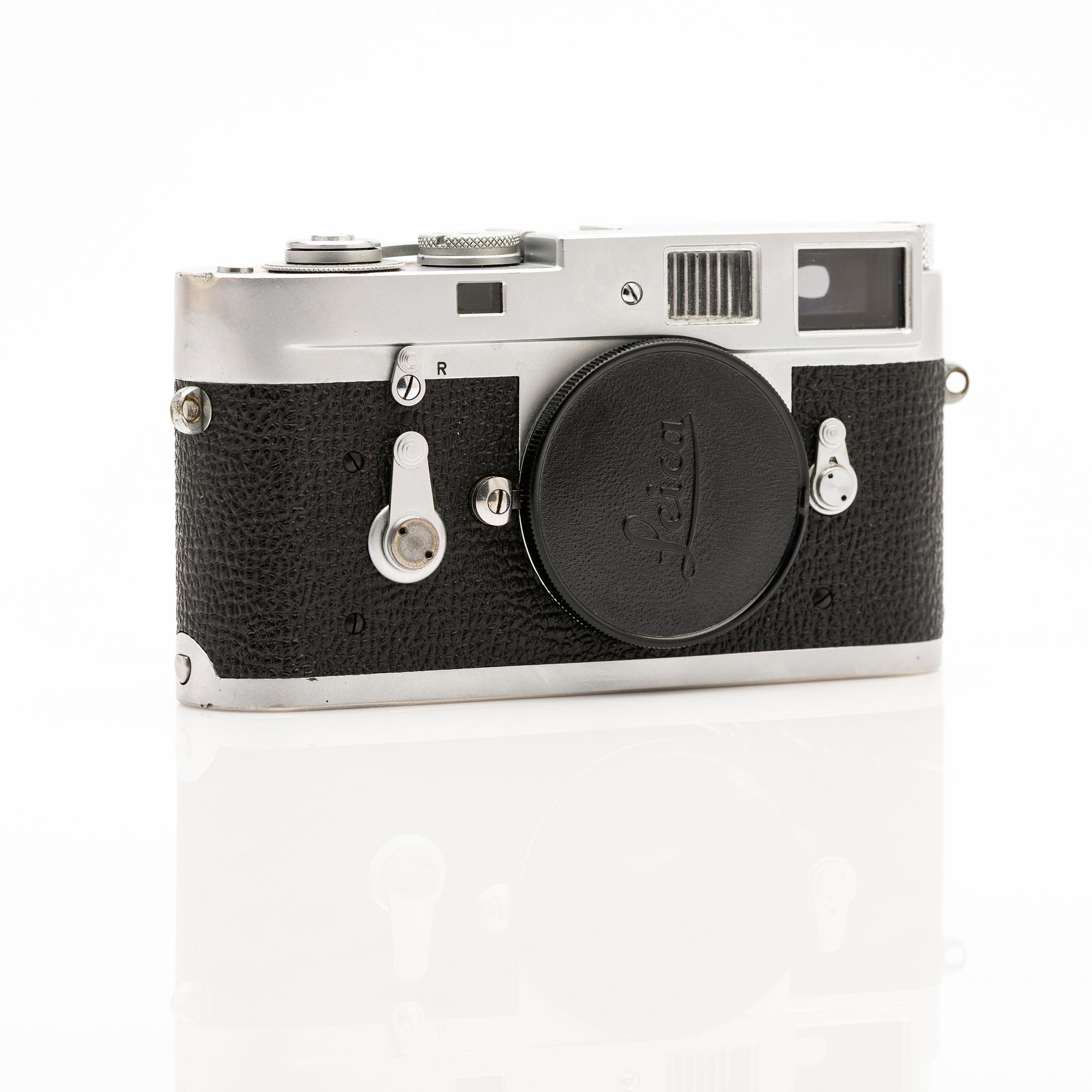 Leica M2.