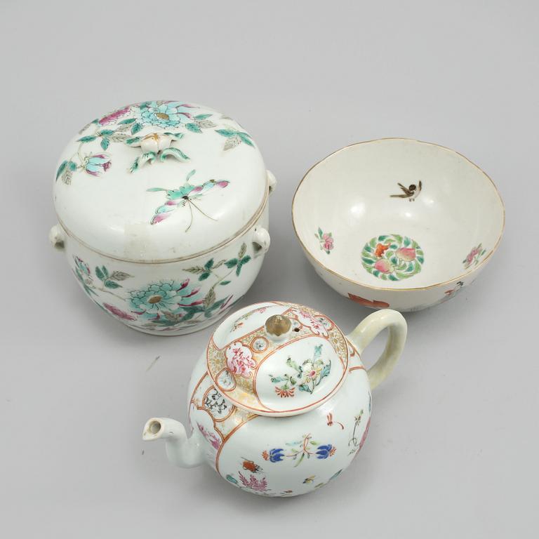 SKÅLAR, 2 st samt TEKANNA, porslin, Kina, 1900-tal.