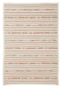 595. RUG. "Åkerbär, ljus". Tapestry weave. 245,5 x 170,5 cm. Signed AB MMF BN.