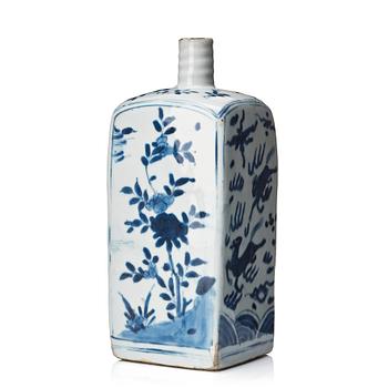 845. A blue and white bottle, Ming dynasty, Wanli (1572-1620).