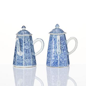 A pair of blue and white pots with covers, Qing dynasty, Kangxi (1662-1722).