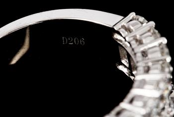 RING, 18k vitguld med briljant och baguettslipade diamanter, 2.06 ct. Vikt 9,2 g.