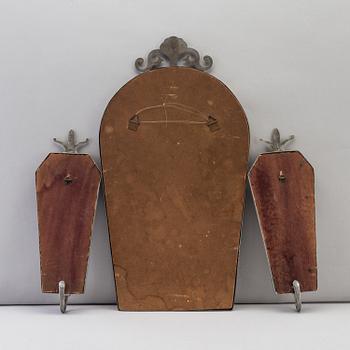 SPEGEL SAMT SPEGELLAMPETTER, tre delar, 1920-30-tal. Spegeln stämplad 1933.