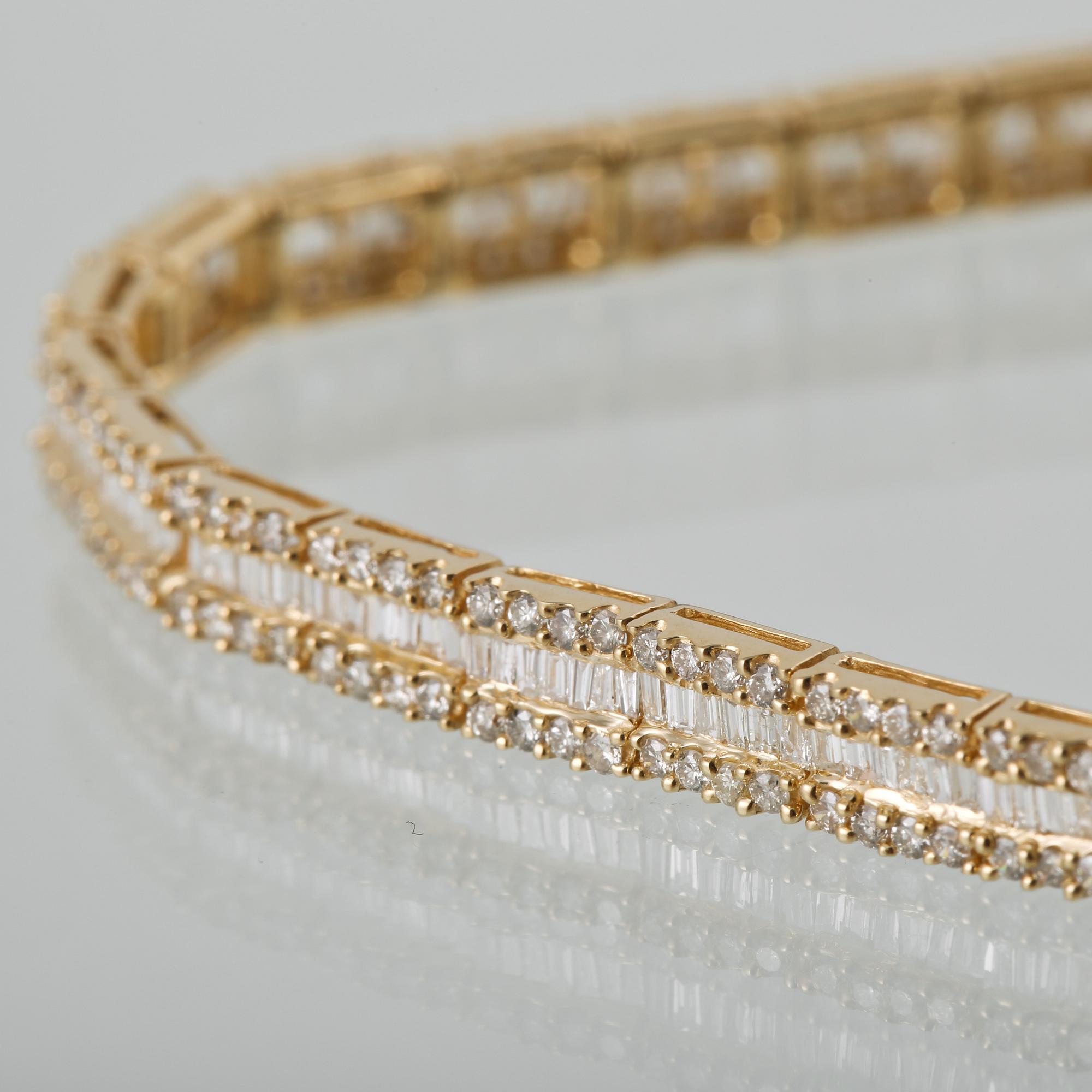ARMBAND, 18K guld med briljant och baguettslipade diamanter 3.32 ct. Vikt 10,9 gram.