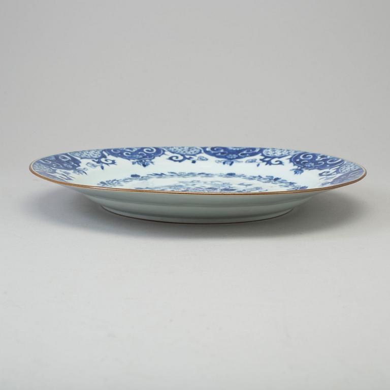 A blue and white dish, Qing dynasty, early 18th Century.