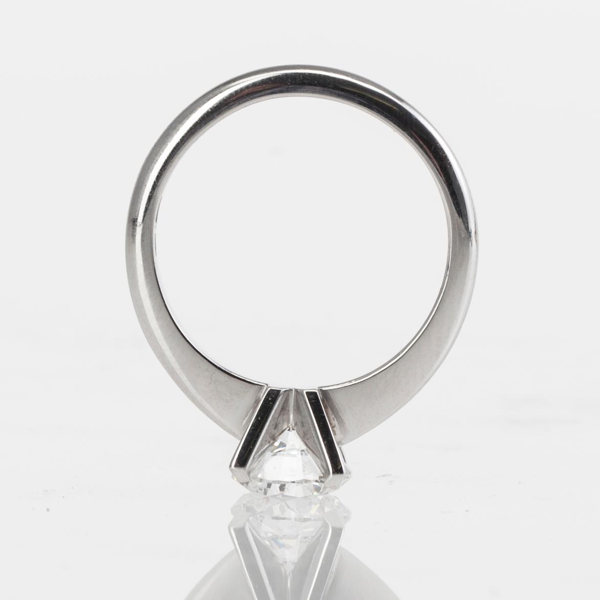 RING, 18K vitguld, briljantslipad diamant 1,51 ct. Vikt 4,7 g. Intyg EGL och Aito Koskinen.