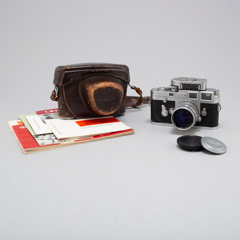 A Leica M3 camera, with objective Summarit 1:15, numbered 1527210.