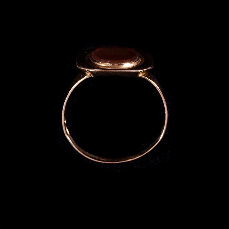 SINETTISORMUS, kultaa 18K ja karneoli, Turku 1922. Paino 4,6 g.