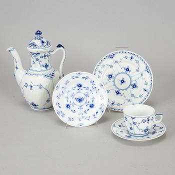 ROYAL COPENHAGEN, 15 pieces porcelaine service 'Musselmalet'.