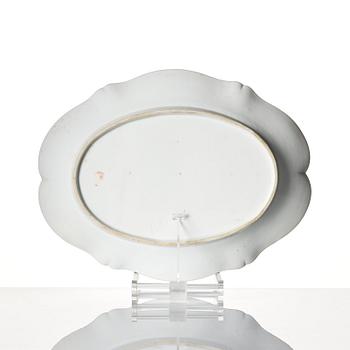 A 'Barbeau-patterned' serving dish and four dinner plates, France, late 18th Century.