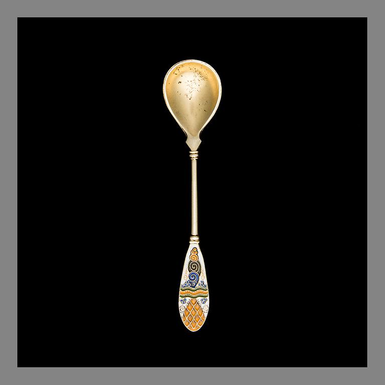 A FABERGÉ SPOON, silver (88), cloisonné enamelled, Moscow, early 20th century. Weight 33,3 g.