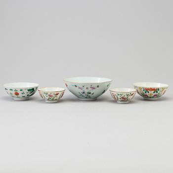 Five famille rose porcelain bowls, late 19th/early 20th century.