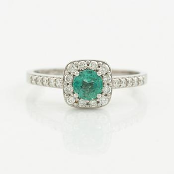 Ring med smaragd och briljantslipade diamanter.