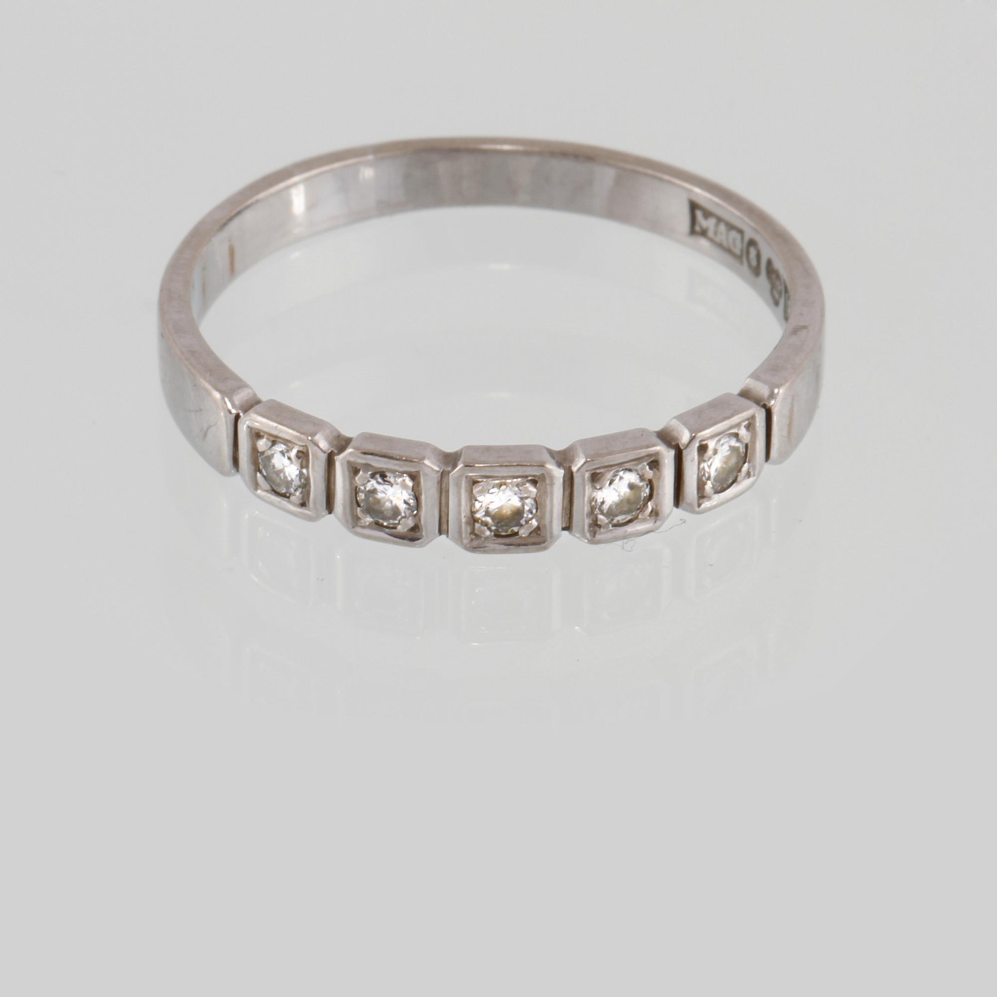 RING, 18K guld med 5 briljantslipade diamanter 0.07 ct,  Juvel-Magnus, Göteborg, 1977. Vikt 3,2 gram.