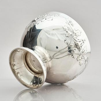 Sven Carlman, a large bowl on foot/wine cooler, silver, company CF Carlman, Stockholm 1904.