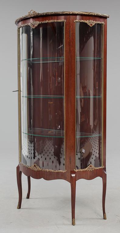 VITRINSKÅP, Louis XV-stil, 1900-tal.