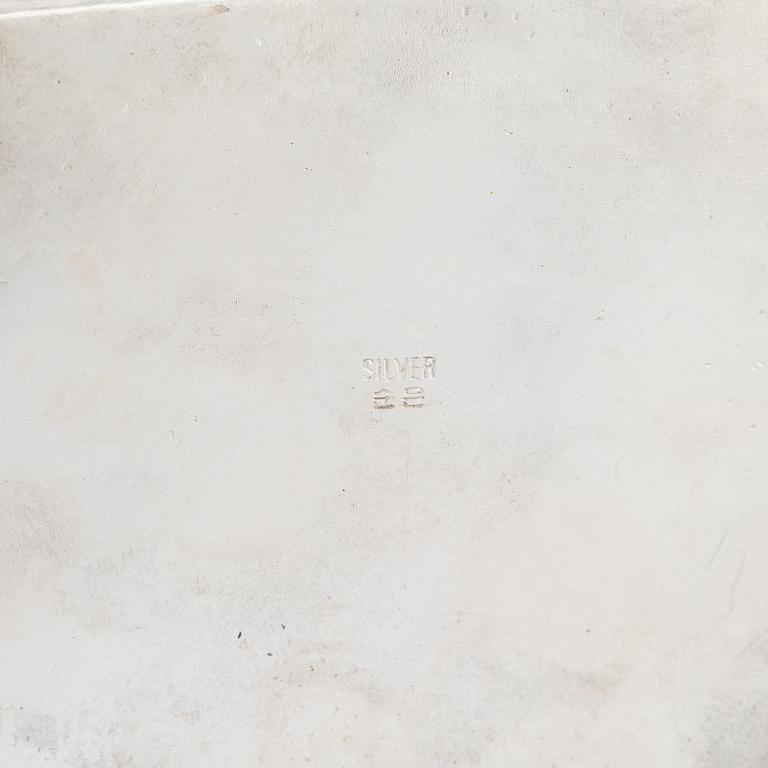 Kryddset på bricka, silver och emalj, Korea 1900-talets senare hälft.