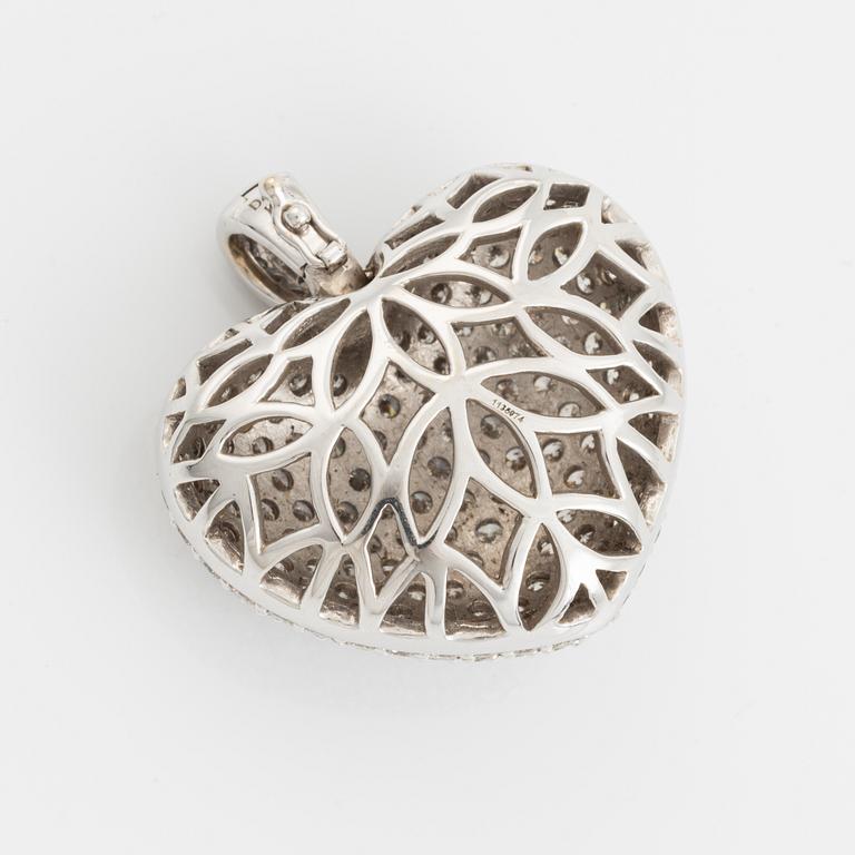 A heart pendant in 18K white gold set with round brilliant-cut diamonds.