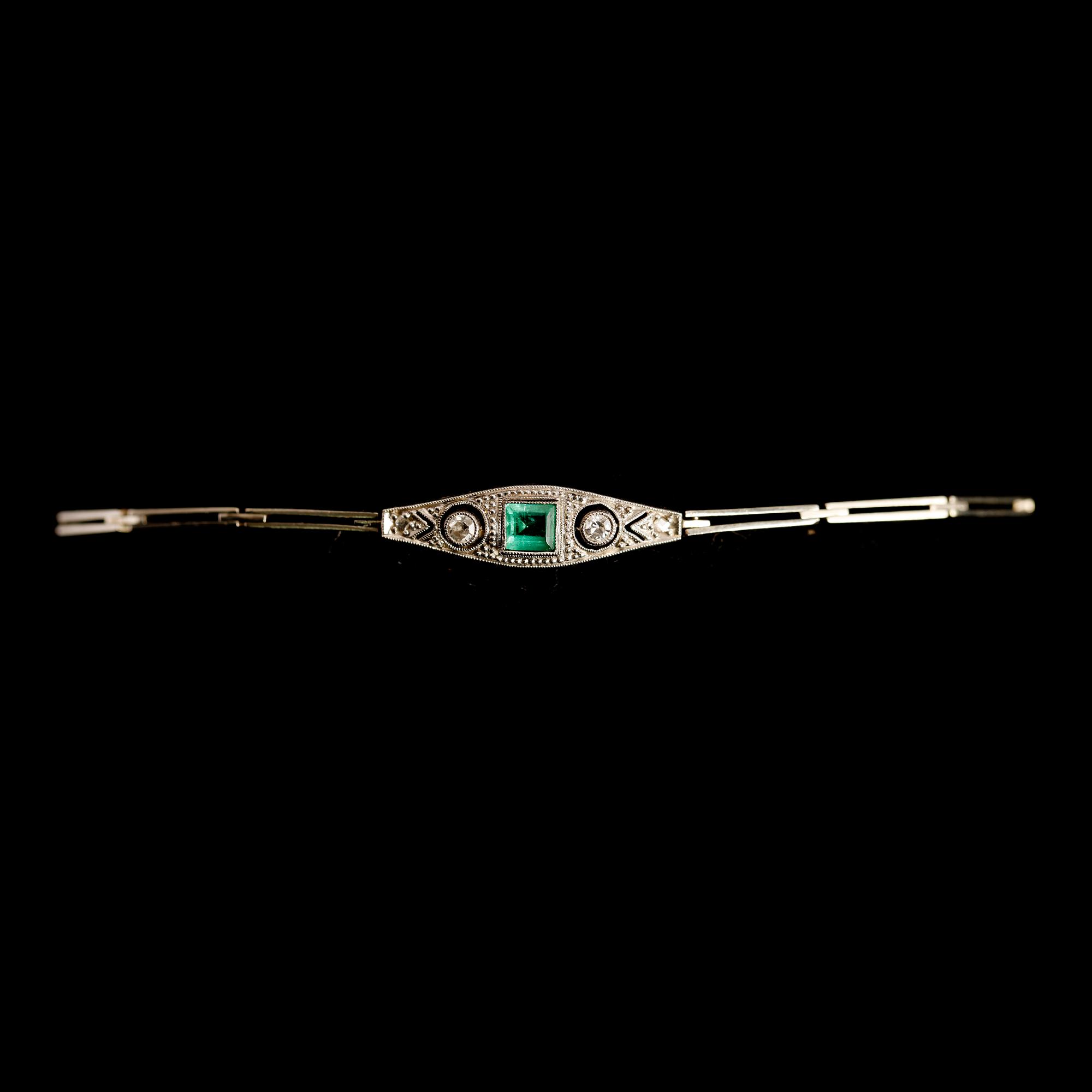ARMBAND, 18 k vitguld, art déco, diamanter samt smaragd. Total vikt ca 5 g.