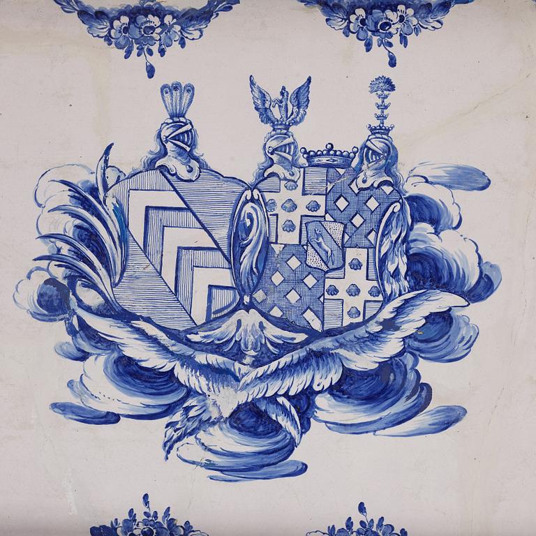 Tebord, med alliansvapen för Silversparre och von Otter, Rörstrand, 1700-talets senare del.