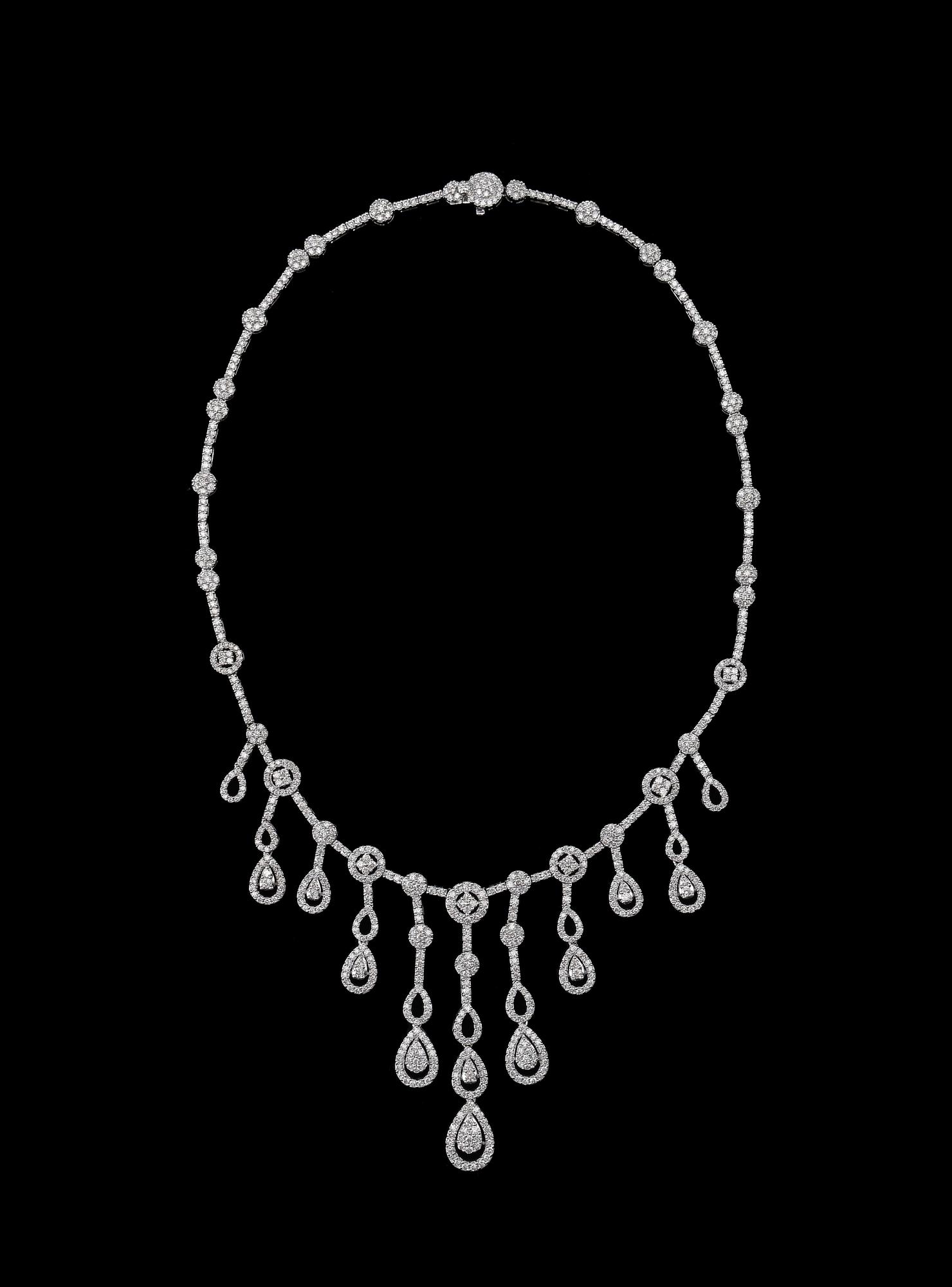 A NECKLACE, 830 brilliant cut diamonds 10.40 ct. H/si-I. Length 43 cm. Weight 47,9 g. SJL certificate nr. 4180.