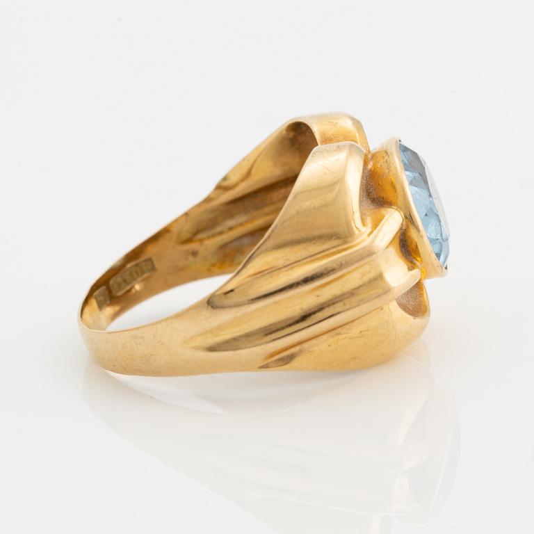 Ring, 18K gold with synthetic blue spinel.