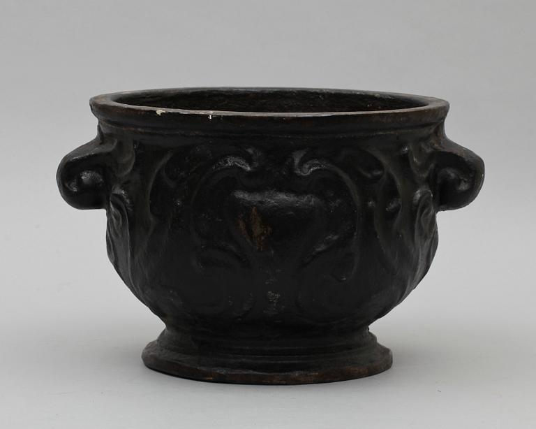 TRÄDGÅRDSURNA, gjutjärn. Barockstil, Qvesarum byggnadsvård. 1900/2000-tal.